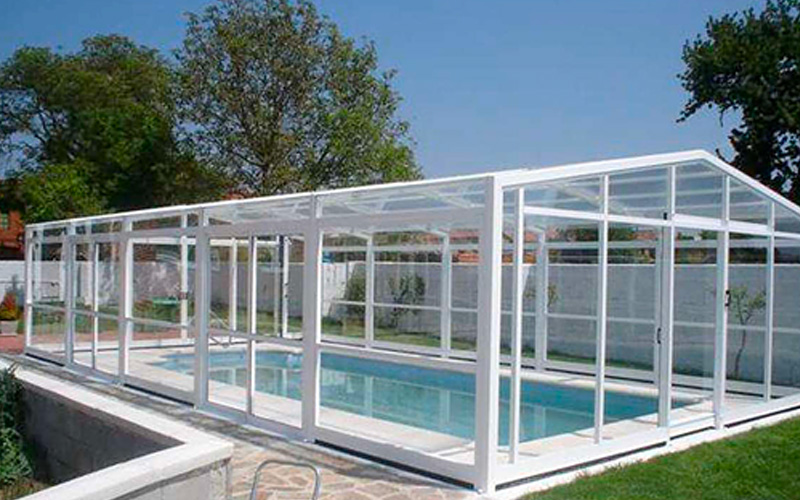 Abris piscines hauts avec portes coulissantes sur le coté