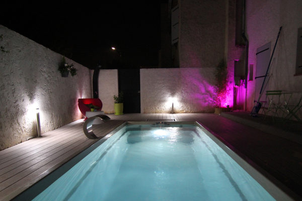 Installation mini piscine avec éclairage nocturne