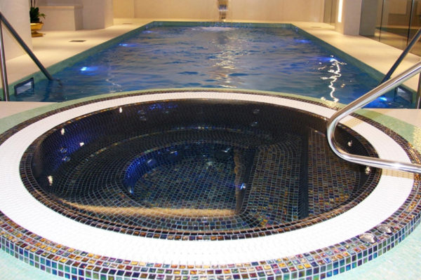 Spa rond à débordement carrelage mosaique Lille Arras Le Touquet