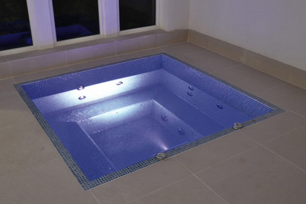 Vente de spa carré avec skimmer pour particuliers