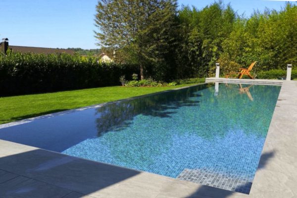 Piscine carrelee pose sur dalle béton débordement miroir