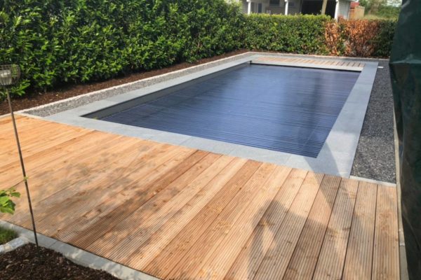 Pose de piscine à coque rectangulaire avec volet de sécurité à lames solaires Covrex à douai