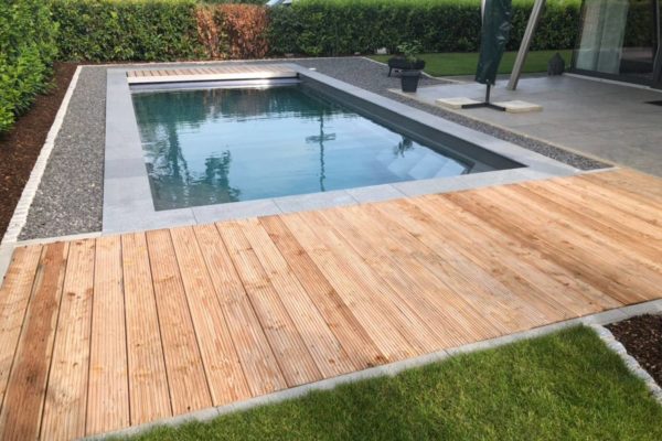 Pose de piscine à coque rectangulaire avec volet de sécurité à lames solaires Covrex à dunkerque