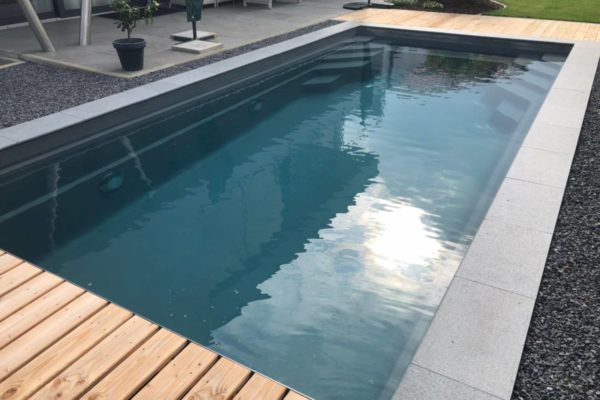 Pose de piscine à coque rectangulaire avec volet de sécurité à lames solaires Covrex à valenciennes