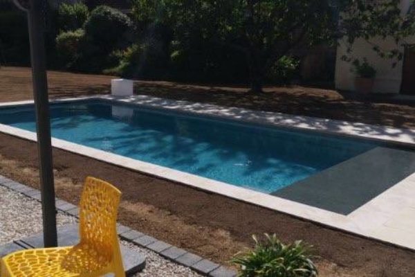 jardin terrasse piscine bleue classe luxe qualité savoir faire sensassion piscine