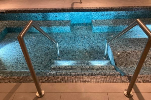 Echelle inox sur piscine en carrelage emaux de verre